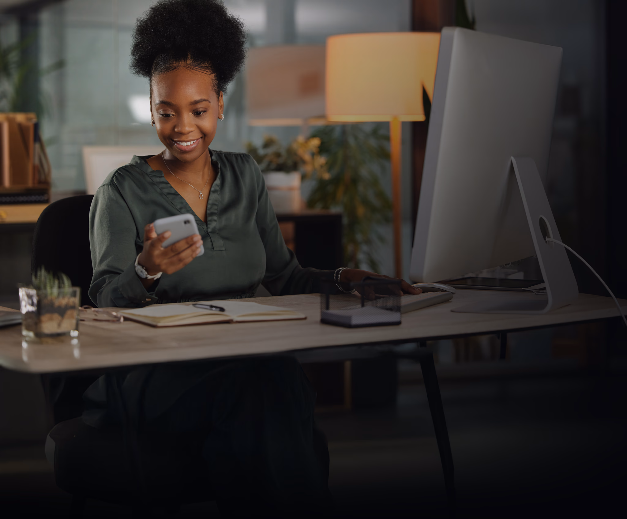 Empreendedora utilizando soluções financeiras